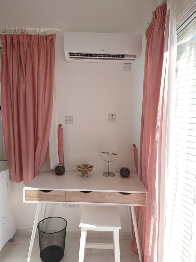 Peaceful Townhouse With Private Pool Near The Sea Lejlighed Paphos Eksteriør billede